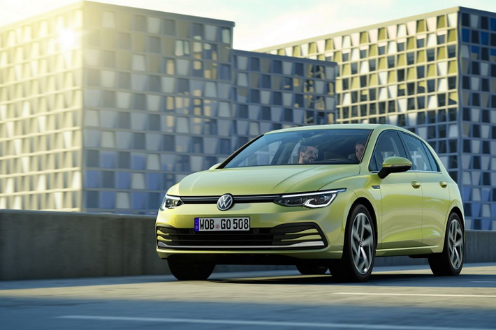 Bên cạnh các phiên bản động lực Mild-hybrid và plug-in-hybrid nêu trên, VW Golf thế hệ mới cũng vẫn có các lựa chọn động cơ đốt trong dùng xăng (TSI), diesel (TDI) và khí ga thiên nhiên (TGI) với công nghệ mới nhằm cắt giảm mức tiêu hao nhiên liệu. Tạm thời giá xe Volkswagen Golf 2020 chưa được công bố, nó sẽ sớm cho người dùng châu Âu đăng ký mua ngay trong quý IV và bắt đầu bàn giao từ tháng 12.
