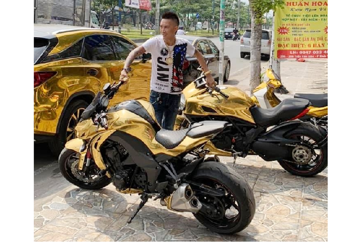 Ngoài ra còn có mẫu môtô 3 bánh Can-Am Spyder tiền tỷ. Thực tế những chiếc mô tô này có thuộc sở hữu của Huấn "hoa hồng" hay không chỉ những người trong cuộc rõ nhất.