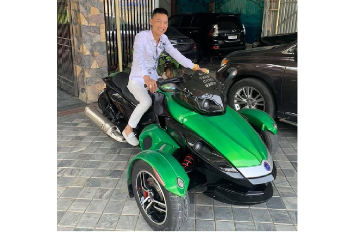 Môtô 3 bánh Can-Am Spyder Huấn "hoa hồng" khoe hàng.