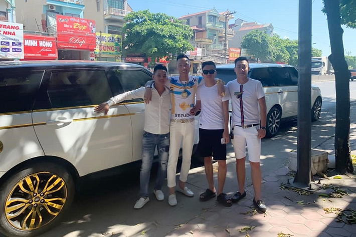 Những hình ảnh và video do Huấn "hoa hồng" chia sẻ cho thấy, dân chơi này từng sở hữu một cặp xe sang Range Rover được giới thiệu là ngoại thất mạ vàng một số chi tiết. Trong đó có chiếc Range Rover Sport biển tam hoa 3 đang được chào bán 5 tỷ đồng.