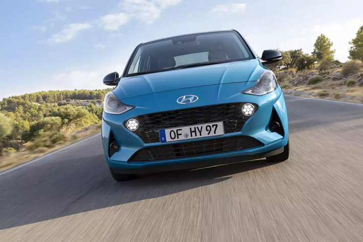 Hãng xe Hàn Quốc cho biết Hyundai i10 2020 mới được thiết kế đậm nét hơn bên ngoài và thông minh hơn bên trong. Dù vẫn dùng động cơ cũ, i10 thế hệ thứ ba được trang bị hộp số bán tự động mới, thêm nhiều tính năng an toàn.