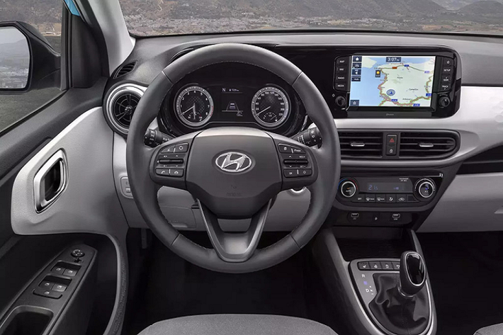 Hyundai mô tả nội thất i10 mới trẻ trung hơn. Thực tế cũng cho thấy điều này. Hãng xe Hàn đã bỏ kiểu thiết kế rối rắm khu vực trung tâm, giống như đã làm với các mẫu xe cỡ lớn. Ngoài ra, màn hình chữ nhật với khe gió tròn hai bên được thay bằng màn hình với khe gió hình chữ nhật phía dưới mang lại giá trị thẩm mỹ cao hơn.