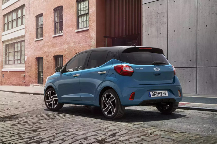 Mẫu xe giá rẻ Hyundai i10 2020 vẫn giữ nét quen thuộc, tất nhiên đã có sự đổi mới. Kiểu đèn pha cụp về phía sau được làm mới với đường viền sắc nét hơn. Giữa hai đèn LED chạy ban ngày không còn phần lưới tản nhiệt như cũ. Lưới tản nhiệt chính vẫn giữ nguyên nhưng phía trên và dưới được nới rộng, tích hợp đèn LED chạy ban ngày.