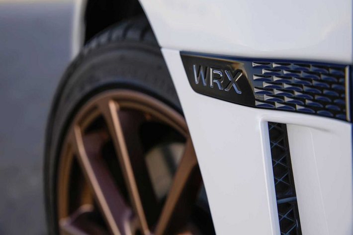 Sang phiên bản cao cấp hơn – WRX STI Series.White, động cơ được sử dụng là loại Boxer Turbo 2.5 lít mang công suất 310 sức ngựa.