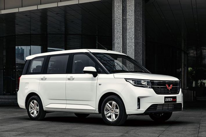 Gia đình Hong Guang mới được mở rộng với phiên bản Plus mới, chỉ dành riêng cho quê nhà Trung Quốc, mẫu minivan này sẽ được bán ra vào tháng 10 này, giá bán hiện vẫn là một ẩn số.