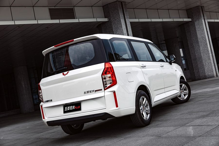 Hong Guang Plus 2020 mới có kích thước dài x rộng x cao lần lượt là 4.722 x 1.840 x 1.810 mm, chiều dài cơ sở đạt 2.800 mm.
