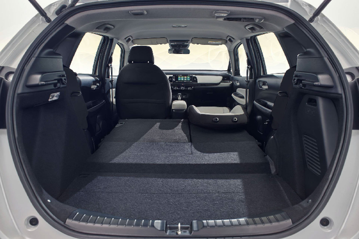 Về tiện nghi giải trí, Honda Jazz 2020 mới sử dụng hệ thống thông tin giải trí tập trung vào màn hình cảm ứng trung tâm mới cho phép kết nối điện thoại thông minh, điểm truy cập WiFi, hỗ trợ kết nối Android Car và Apple CarPlay. Trang bị camera có độ phân giải cao hơn. Honda Jazz thế hệ mới an toàn hơn trước với gói trang bị an toàn Honda Sensing tiên tiến.