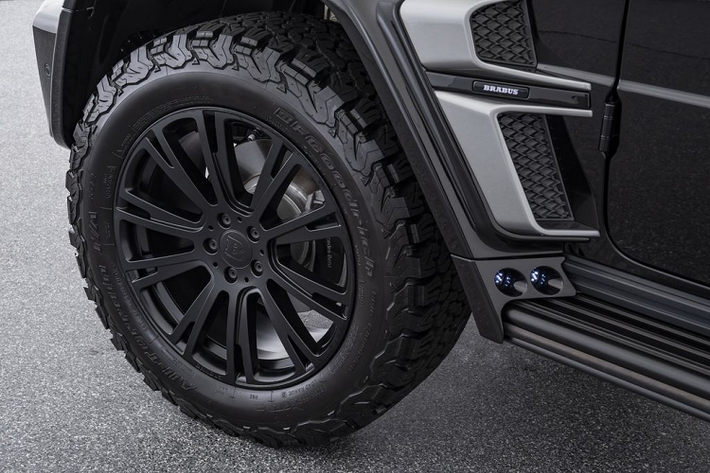 Sở hữu bộ lò xo thể thao Brabus Adventure với khả năng điều chỉnh độ cao, chiếc G-Class này cách mặt đất tới 40 mm, từ đó cải thiện khả năng vượt địa hình xấu. Với chiếc xe này, nhà độ cũng không quên nâng cấp hiệu suất với bộ điều chỉnh ECO PowerXtra D35 dành cho động cơ Turbodiesel 3.0 lít sáu xi-lanh thẳng hàng 3.0 lít, tăng thêm 43 mã lực và 60 Nm mô-men xoắn.