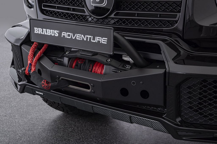 Chưa hết, điểm đặc biệt của mẫu chiếc Mercedes G-Class x Brabus Adventure còn đến từ thiết kế phần đèn LED tự động mỗi khi mở cửa, cùng với sự xuất hiện đồng thời của logo Brabus trên khu vực hông xe.