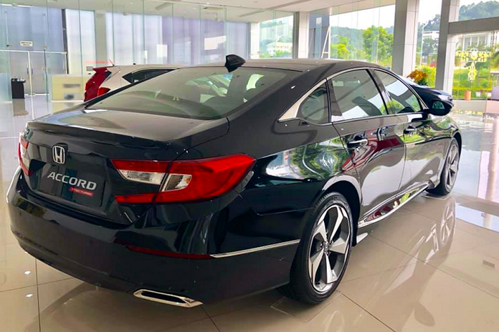 Honda Accord sử dụng động cơ 4 xy-lanh thẳng hàng (I4) dung tích 1.5L tăng áp cho công suất 187 mã lực tại 5.500v/p và mô-men xoắn cực đại 243Nm tại dải vòng tua máy từ 1.500 đến 5.500 vòng/ phút, đây thực chất là động cơ chia sẻ với CR-V hay Civic. Động cơ 1.5L turbo này mạnh hơn so với động cơ 2.4L hút khí tự nhiên ở Accord thế hệ cũ (172hp + 226Nm).