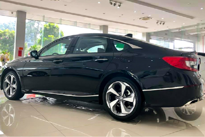 Nội thất Accord sở hữu ghế ngồi được bọc da sang trọng, màn hình hỗ trợ lái TFT 7 inch, màn hình cảm ứng trung tâm 8 inch hỗ trợ kết nối Apple CarPlay, trang bị sạc điện thoại không dây hiện đại, trang bị phanh tay điện tử.