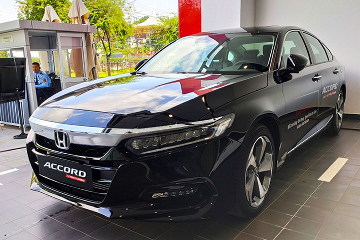Trên thực tế, giá bán của Accord luôn cao hơn so với Camry, khi mẫu sedan hạng D nhà Toyota luôn là lựa chọn của số đông, ngược lại Honda Accord có đối tượng khách hàng riêng, những khách hàng yêu thích và có cảm tình với thương hiệu Honda, đề cao cảm giác lái, thường xuyên ngồi sau vô lăng, hay đơn giản là họ muốn sở hữu một chiếc sedan hạng D ‘’Không phải là Camry’’.