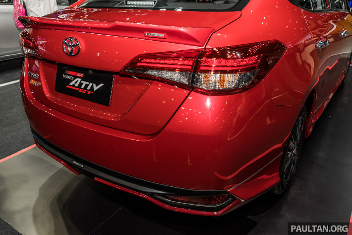 Ở phiên bản tiêu chuẩn (Entry), Yaris Ativ (Vios) sử dụng đèn pha halogen phản xạ, mâm thép 15 inch, ghế ngồi bọc vải và vô lăng bọc vật liệu urethane, trang bị hai loa giải trí và điều hòa cơ.