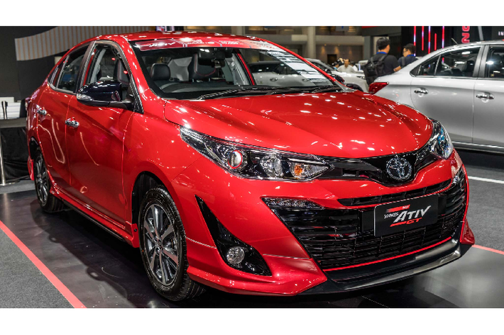 Trong khi đó, phiên bản hàng đầu High có giá 649.000 baht (khoảng 498 triệu đồng) đi kèm với đèn pha LED HID, đèn sương mù phía trước, vô lăng bọc da, màn hình hỗ trợ lái kích thước 4.2 inch Optitron, khoá điều khiển từ xa (keyless entry) và 06 loa giải trí.