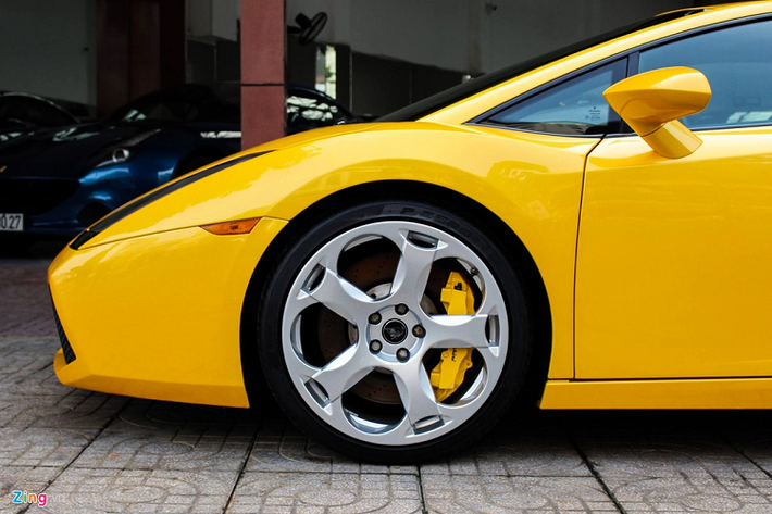 Gallardo sở hữu thiết kế vuông vức, góc cạnh đặc trưng của Lamborghini. Xe được trang bị bộ mâm 5 chấu đi kèm kẹp phanh cùng màu với ngoại thất.