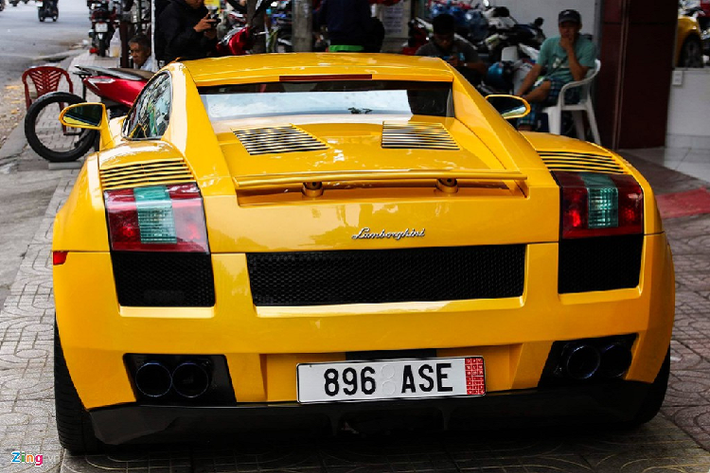 Lamborghini Gallardo ra mắt vào năm 2003 và chiếc trong bài thuộc đời 2004. Sau khi qua tay Cường Đô La, siêu xe này được bán cho một đại gia Hà Nội và chiếc xe cũng bị quên lãng kể từ đó.