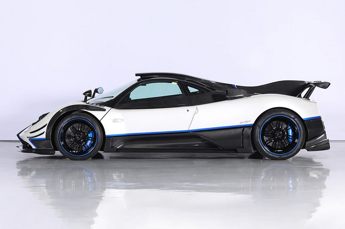 Ngoài siêu xe Pagani Zonda Riviera, một số chiếc siêu xe khác cũng được bán khá thành công như Bugatti Chiron 110 ANS (chiếc đầu tiên được giao đến tay khách hàng) với giá 3,4 triệu USD. Một chiếc Ferrari LaFerrari khác được bán với giá 2,2 triệu USD trong khi chiếc xe giữ kỉ lục tốc độ một thời – Bugatti Veyron Super Sport WRE được bán với giá 1,9 triệu USD.