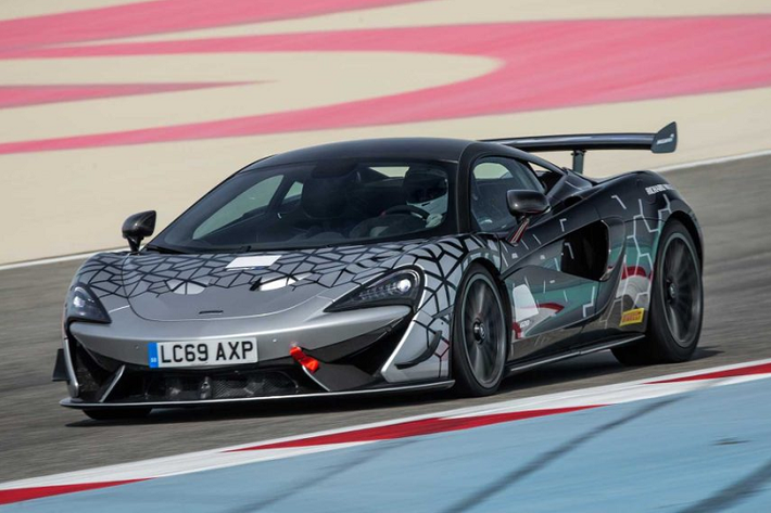Khi ra mắt, chiếc siêu xe đua Mclaren 620R sẽ trở thành chiếc xe thể thao mạnh nhất trong dòng sản phẩm Sport Series của Mclaren. Xe vẫn được Mclaren trang bị động cơ V8 tăn áp kép, dung tích 3,8 lít M838TE giống với những chiếc xe khác thuộc dòng sản phẩm này.