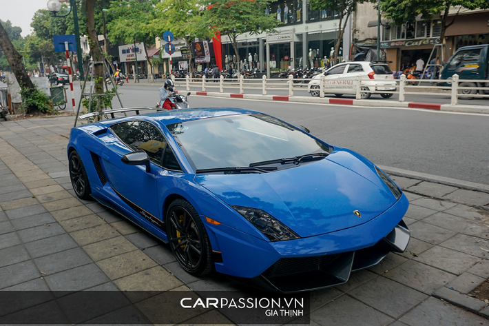 Với gam màu ngoại thất mới, chiếc Gallardo Superleggera như được sống trở lại vào những năm hoàng kim nhất ở thời điểm mới được ra mắt. Phiên bản mạnh mẽ Superleggera được Lamborghini nâng cấp diện mạo với các chi tiết mới như cản trước được thiết kế lại với hai hốc gió lớn hơn nhằm giảm thiểu sức cản gió nhưng vẫn đảm bảo tính thẩm mỹ cho “siêu bò”, líp gió hông, cánh gió thể thao cỡ lớn và cuối cùng là bộ khuếch tán gió lớn phía sau xe.