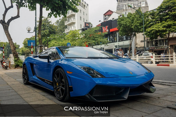 Siêu xe Lamborghini Gallardo LP570-4 Superleggera này đã có thâm niên hơn 9 năm lăn bánh tại Việt Nam, xe có màu sơn nguyên bản trắng ngọc trai ở ngoại thất và nắp ca-pô từng được dán giả sợi carbon nhằm tăng tính thể thao cho xe. Mới đây nhất, chủ nhân của “siêu bò” độc nhất vô nhị tại Việt Nam đã quyết định khoác lên một lớp “áo” mới cho xe với tông màu xanh dương nổi bật nhưng lại không kém phần tinh tế.