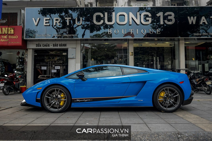 Cản sau gây ấn tượng với bộ khuếch tán gió cỡ lớn làm từ sợi carbon, hệ thống ống xả nguyên bản đã được thay thế bằng hệ thống ống xả mang thương hiệu Akrapovic với 4 chụp ống xả carbon. Chiếc cánh gió lớn có vai trò giúp tăng tính ổn định cho thân xe khi vận hành ở tốc độ cao.