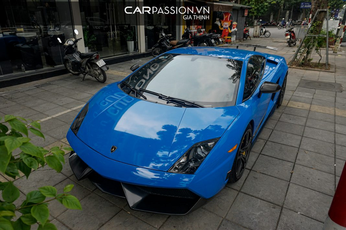 Tại Sài Gòn, cũng có một chiếc Lamborghini Gallardo SE với chỉ 250 chiếc được sản xuất hiện đang khoác lên mình bộ bodykit thuộc phiên bản Superleggera tương tự mẫu xe trong bài viết.