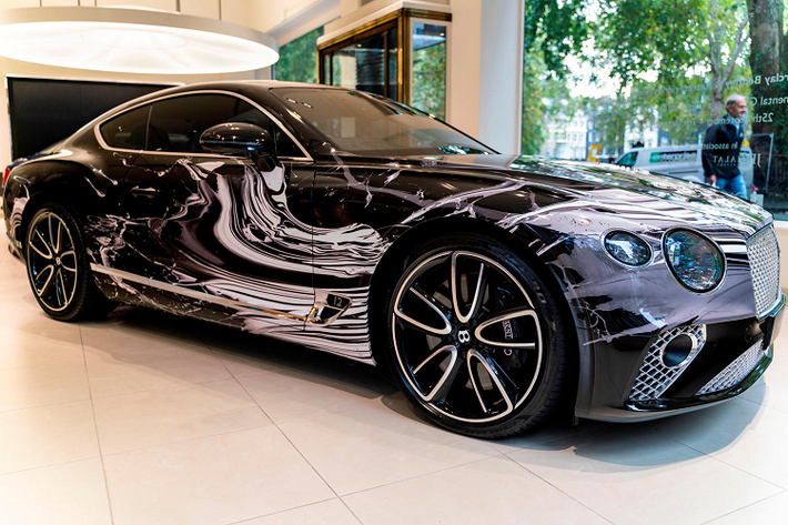Bentley Continental GT độc nhất này được hoàn thiện trong lớp vỏ màu đen cùng những vòng xoáy màu trắng mang đến cho chiếc xe cảm giác tốc độ và chuyển động ngay cả khi đứng yên. Các hiệu ứng sơn chảy ở phía trước, theo góc độ mà càng về phía sau, sơn trắng đều tạo được hiệu ưng văng ra, tạo cho chiếc xe một diện mạo độc đáo tùy thuộc vào góc nhìn của nghệ sĩ.