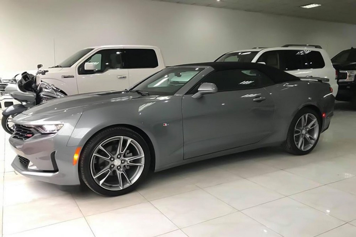 Chevrolet Camaro RS Convertible 2019 nhìn từ phía sau xe với đèn hậu Oval dạng LED đẹp mắt. Chevrolet Camaro RS mui trần đời 2019 đầu tiên tại Việt Nam có ngoại thất màu xám lông chuột