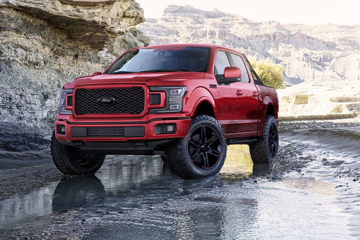 Bên cạnh 2 phiên bản hiệu suất cao của dòng Mustang, trong khuôn khổ SEMA 2019, Ford còn mang tới 3 phiên bản đặc biệt của dòng F-150, trong đó đầu tiên là phiên bản Lariat Sport Crew Cab. Điểm nổi bật về các trang bị của phiên bản này phải kể tới như hệ thống treo mới, hệ thống đèn LED trợ sáng, mâm xe Ford Performance kích cỡ 22 inch cùng lốp Mickey Thompson Baja ATZ P3. "Trái tim" của Ford F-150 Lariat Sport Crew Cab đến từ khối động cơ EcoBoost V6 3.5L cùng cặp ống xả cat-back của Ford Performance.