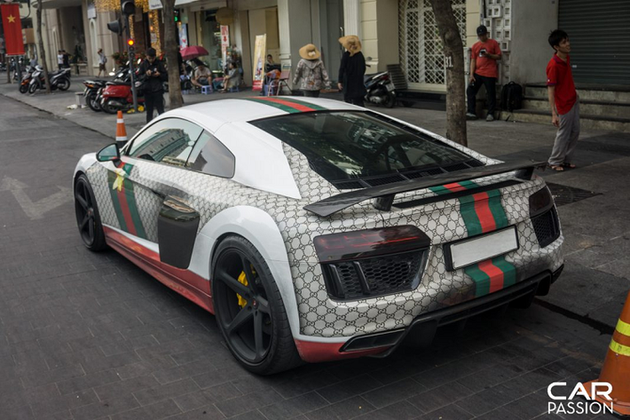 Audi R8 V10 Plus đời 2015 chiếm số lượng khá đông đảo tại Việt Nam khi có ít nhất 6 chiếc được đưa về Việt Nam và toàn bộ cả 6 chiếc đều được đăng kí “hộ khẩu” tại Sài Gòn. R8 V10 Plus đời 2015 chính là phiên bản kế nhiệm của chiếc R8 thế hệ đầu tiên, vốn là chiếc siêu xe được đánh giá rất cao ở ngoại hình mang đậm dấu ấn khí động học.