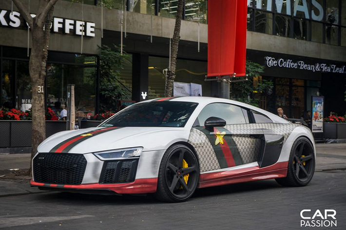 Cuối tuần vừa qua, tâm điểm trên con phố nổi tiếng ở Q1, TP HCM chính là chiếc siêu xe Audi R8 V10 Plus chăm đổi màu nhất tại Việt Nam trong “bộ cánh” mang phong cách của thương hiệu thời trang Gucci.
