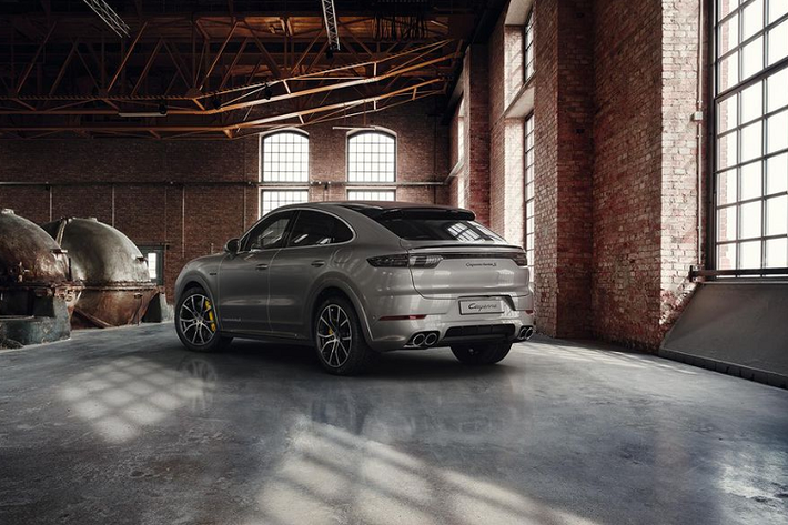 Tô điểm cho vẻ đẹp mạnh mẽ trên Porsche Cayenne Turbo S E-Hybrid Coupe ấy là tùy chọn bộ mâm hợp kim 21-inch với giá bán 1.650 đô la Mỹ (38,2 triệu đồng), phối màu “tone sur tone” cùng bộ vành.