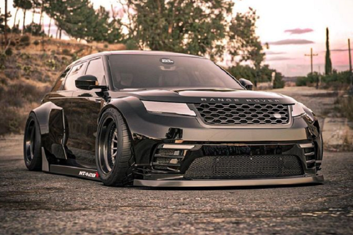 Chiếc xe Range Rover Velar hạ gầm này là một sản phẩm tạo nên bởi Brad Builds, nhà sáng tạo này đã một lần nữa khiến những fan của hãng xe Anh Quốc được dịp bất ngờ với gói trang bị body gai góc cùng hệ gầm được hạ sát đất, tương tự như bản chế tạo chiếc Land Rover Discovery Sport cách đây vài tháng.