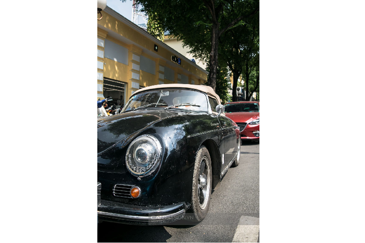 Chiếc Porsche 356 sở hữu một cấu trúc gầm hoàn toàn mới được thiết kế bởi nhân viên của Porsche Erwin Komenda. Ngoài ra, một số chi tiết như vỏ động cơ và một số bộ phận treo được dựa trên và ban đầu được phát triển cũng như chia sẻ với thương hiệu Volkswagen.