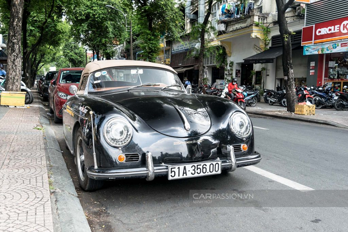 Porsche 356A Speedster cổ này mang trên mình một câu chuyện đặc biệt gắn liền với sự ra đời cũng như phát triển của thương hiệu xe nổi tiếng Porsche từ những ngày đầu. Dòng 356 của Porsche được phát triển và thiết kế bởi chính đội kỹ sư đã đồng hành cùng hai cha con Ferdinand Anton Ernst Porsche và Ferdinand Porsche trong dự án Type 64 trước đó.