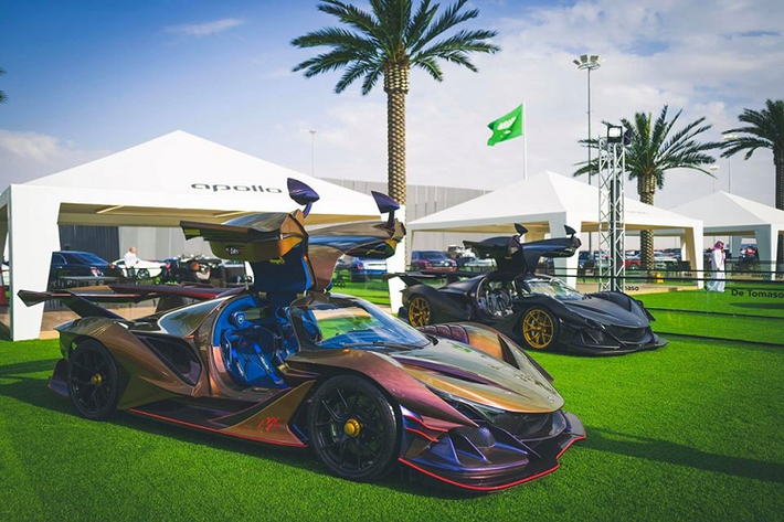 Chiếc siêu xe Apollo Intensa Emozione đầu tiên trên thế giới bàn giao cho khách hàng mang tên gọi Golden Dragon được thiết kế theo ý thích của doanh nhân Malaysia này. Điều có thể khiến các bạn trẻ mê xe ở Malaysia tiếc nuối đó chính là việc chiếc Apollo Intensa Emozione "Golden Dragon" nhiều khả năng sẽ được chủ nhân cho định cư ở Thuỵ Sĩ.
