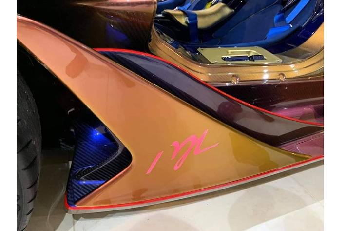 Cũng giống như với Lamborghini Aventador SVJ 63 hay Koenigsegg Agera RS, chiếc siêu xe Apollo Intensa Emozione của doanh nhân đến từ Malaysia có ngoại thất sơn màu vàng nhưng màu này kỳ công hơn khi kết hợp cùng carbon và lấy cảm hứng từ hình ảnh “rồng vàng” nên bộ áo này được Apollo đặt tên là Chameleon Aerowana Gold Carbon Fiber.