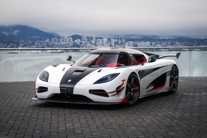 6. Siêu xe Koenigsegg Agera RS: Trước khi Bugatti chiếm lấy kỷ lục tốc độ cao nhất trên một chiếc xe thương mại, Agera RS là mẫu xe đã giữ kỷ lục đó trong một thời gian nhờ vận tốc tối đa 456 km/h. Agera RS được trang bị động cơ tăng áp V8 5.0L, cho công suất 1.380 mã lực và mô-men xoắn cực đại 1.370 Nm. Xe có thể tăng tốc 0-100 km/h chỉ trong 2,9 giây. Ảnh: Carscoops.