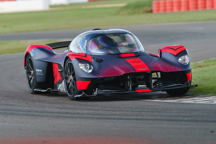 7. Aston Martin Valkyrie: Valkyrie là dự án siêu xe đầy tham vọng của hãng xe Anh quốc và đã bắt đầu bước sang giai đoạn sản xuất thương mại sau thời gian dài ấp ủ. Sức mạnh của Valkyrie là cỗ máy V12 6.5L, sản sinh công suất 1.000 mã lực và mô-men xoắn 740 Nm. Chỉ có 150 chiếc Valkyrie được sản xuất với giá bán từ 3,2 triệu USD và tất cả đều đã tìm thấy chủ nhân từ hai năm trước. Ảnh: Motorauthority.