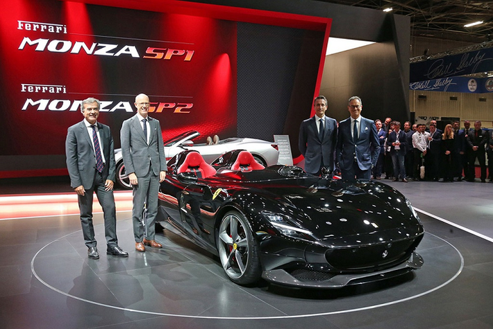8. Ferrari Monza SP1 & SP2: Có rất nhiều hãng xe đang cố gắng tạo ra những chiếc xe hiện đại với kiểu dáng cổ điển, trong đó có Ferrari. Hãng xe ngựa chồm tạo ra chiếc Monza với 2 phiên bản khác nha bao gồm SP1 (một chỗ ngồi) và SP2 (hai chỗ ngồi). Một trong những người nổi tiếng đặt mua Monza SP2 là Gordon Ramsey, một đầu bếp nổi tiếng trên toàn cầu. Ảnh: Arab Motor World.