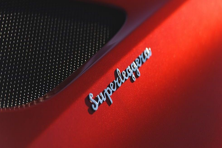 Superleggera là công ty chuyên chế tạo thân vỏ đã vẽ nên một số chiếc xe cực đẹp trên thế giới, bao gồm cả mẫu Aston Martin DB5 lừng danh. Huy hiệu của nó rất đơn giản – chỉ là tên được viết bằng chữ – nhưng nó tao nhã như những chiếc xe mà công ty thiết kế.