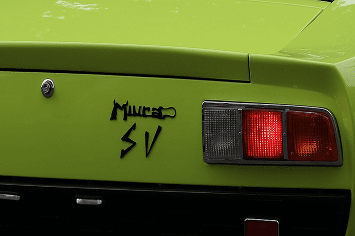 Hầu hết các mẫu xe của Lamborghini đều được đặt tên theo các con bò tót, và Miura không phải là ngoại lệ. Tuy nhiên, các nhà thiết kế đã đi một bước xa hơn và đặt một cặp sừng lên chữ “M” và một cái đuôi lên chữ “a” của hàng chữ Miura.