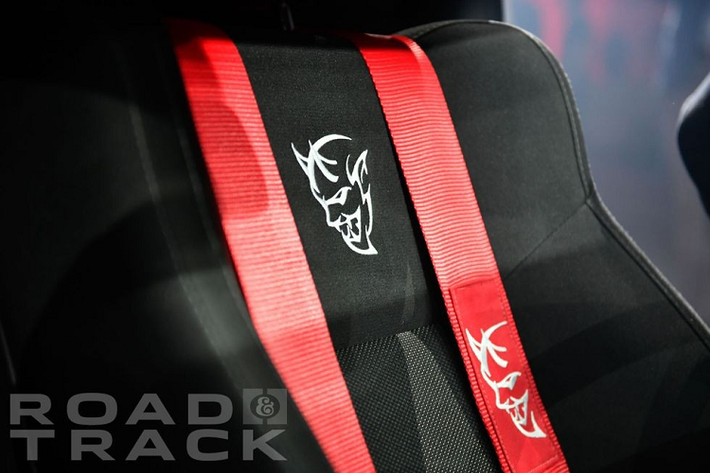 Logo Demon, thấy ở trên chiếc xe thương mại Dodge mạnh mẽ nhất, là vô cùng bắt mắt và ngầu. Nó là một đầu quỷ với sừng, nanh sắc và một nụ cười nham hiểm.