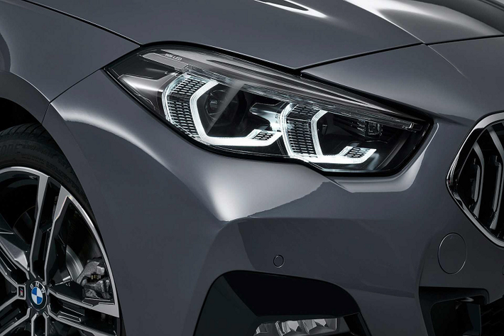 Về thiết kế, 4 Series Gran Coupe mang đậm phong cách ‘’fastback’’ với mui xe đổ dần dần về phía sau, đuôi xe vuốt dài hấp dẫn, trang bị cửa loại không khung tương tự 4, 6 và 8 Gran Coupe. Đặc biệt, lưới tản nhiệt của 4 Series Gran Coupe vẫn có kích thước lớn, tuy nhiên nó không quá lớn để chiếm toàn bộ ‘’mặt tiền’’ ở phần đầu xe. Cụm đèn pha LED góc cạnh sắc sảo mang đến cho chiếc xe vẻ ngoài năng động, cụm đèn hậu tạo hình chữ ‘’L’’ mỏng.