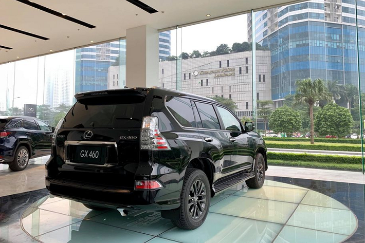 Bên cạnh đó, diện mạo của xe cũng thêm phần nổi bật với bộ đèn chiếu sáng chính, đèn định vị hình móc câu sắc nét và ấn tượng. Ngoài ra, chi tiết nan ngang trong lưới tản nhiệt trên bản cũ đã được thay thế bằng chi tiết tổ ong, tương tự "người anh em" RX 450h cũng mới ra mắt tại VMS 2019.