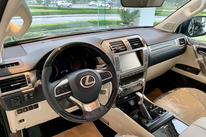 Bước vào không gian nội thất, GX460 2020 tiếp tục phát huy truyền thống gọn gàng và sang trọng của mình với vật liệu cấu thành nên khoang cabin chủ yếu là da và gỗ. Về tiện nghi, mẫu SUV 7 chỗ được nhà sản xuất Nhật Bản trang bị các tính năng cao cấp như da semi-aniline, hệ thống âm thanh 17 loa Mark Levinson cao cấp, 2 màn hình giải trí cho hàng ghế thứ hai...