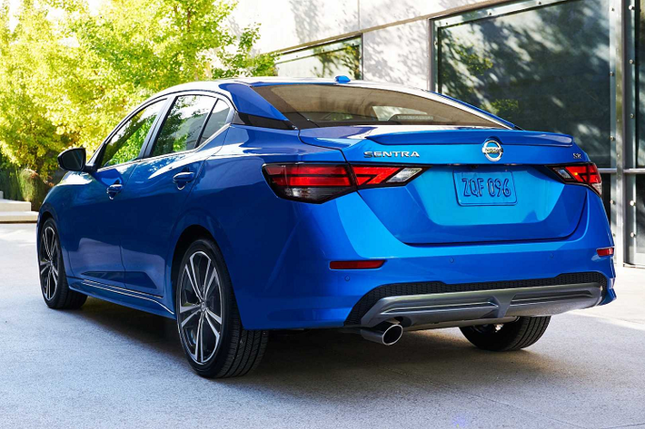 Giá xe Nissan Sentra 2020 cho các phiên bản bao gồm; Sentra S $19,090 (tương đương 442 triệu đồng), Sentra SV $20,270 (tương đương 470 triệu đồng), Sentra SR $21,430 (tương đương 497 triệu đồng).