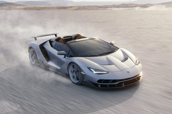 Siêu xe Lamborghini Centenario là một mẫu xe giới hạn chỉ với 20 chiếc Coupe và 20 chiếc Roadster. Nó được phát triển trên nền tảng của Aventador nhưng có ngoại hình to lớn và hầm hố hơn. Trên chiếc xe này, Lamborghini lần đầu tiên trang bị trên những chiếc xe của mình màn hình cảm ứng, trang bị này sau đó được sử dụng trên Huracan EVO và Urus.