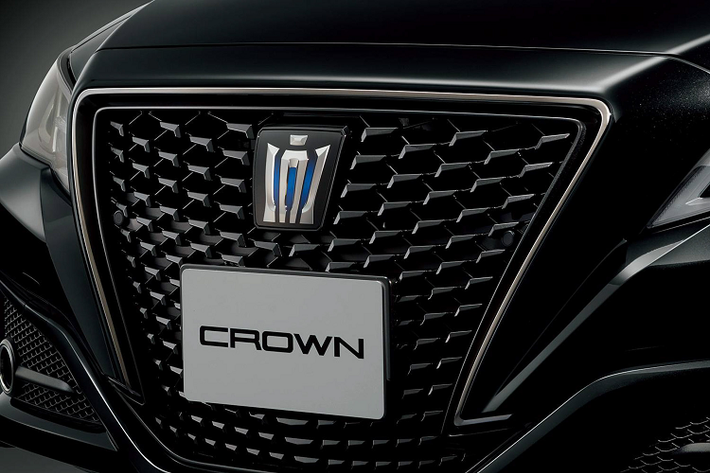 Mẫu xe sedan Toyota Crown mới sở hữu đèn pha và đèn hậu LED màu khói, bên cạnh các chi tiết mang màu đen lịch lãm ở viền cụm lưới tản nhiệt, đèn sương mù và thanh nẹp trang trí ở trên biển số phía sau xe.