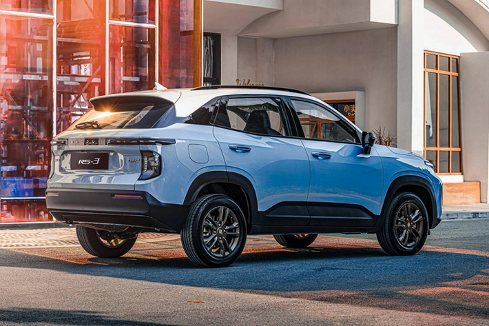 Baojun RS-3 2020 phối 2 màu sơn khá đẹp mắt. Thiết kế đuôi xe của mẫu SUV cỡ B này cũng ấn tượng không kém với cụm đèn hậu chia đôi, tương tự đèn pha và gợi liên tưởng đến MPV Baojun RM-5 mới.